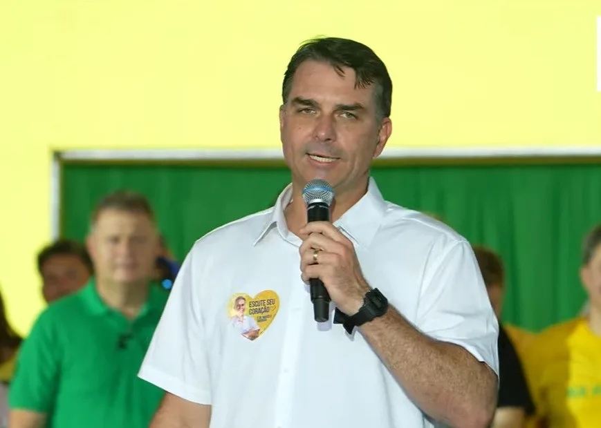 Flávio Bolsonaro aparece filiado ao Missão e não consegue registrar candidatura pelo PL