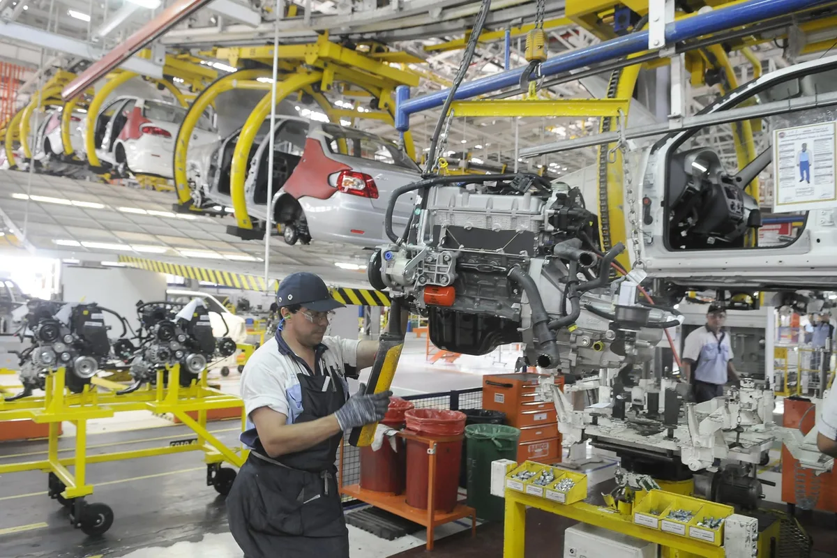 El uso de la capacidad instalada de la industria tuvo una leve suba en agosto, pero cayó frente a 2025