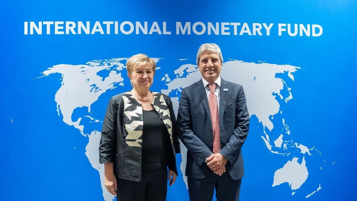 El superávit fiscal de septiembre obliga al Gobierno a forzar la motosierra para cumplir la meta del FMI