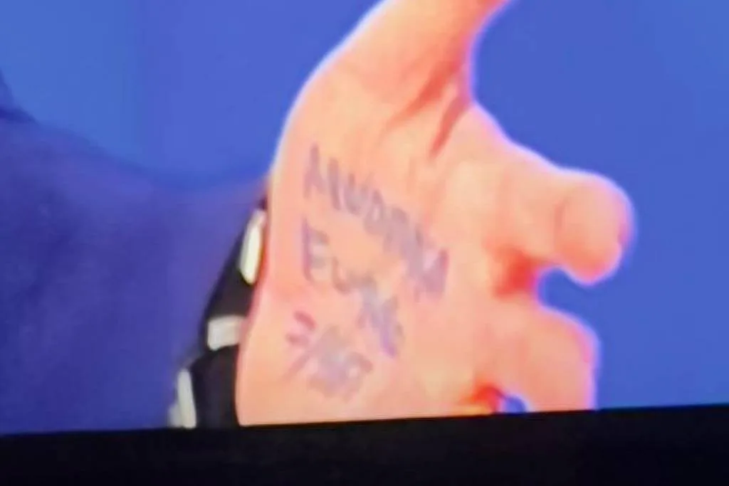 Flávio Bolsonaro repete o pai com 'cola' na mão durante entrevista à Globo