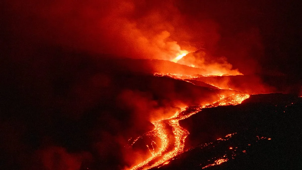 Erupção do Etna: aeroporto de Catânia encerra e nuvem de cinzas chega até à Líbia