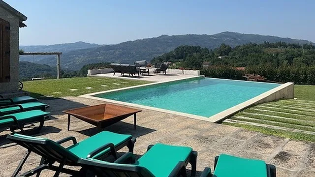 À procura de um spot com piscina para descansar com a família? Encontrámos um no Douro