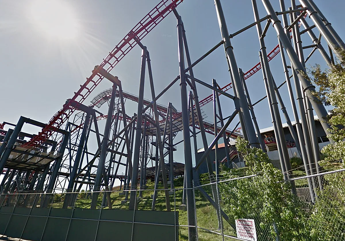 Más de 100 personas dicen haber sufrido daños cerebrales después de subirse a una montaña rusa en el Six Flags en California