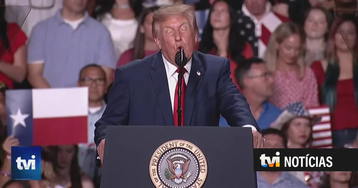 Trump interrompido vezes sem conta em comício no Texas. Manifestantes acabam algemados
