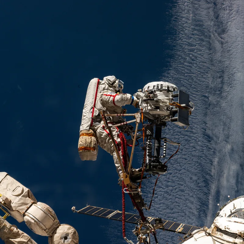 Actualité : "Le cerveau nous envoie un signal de mort" : Thomas Pesquet raconte la terreur d'une sortie dans le vide de l'espace
