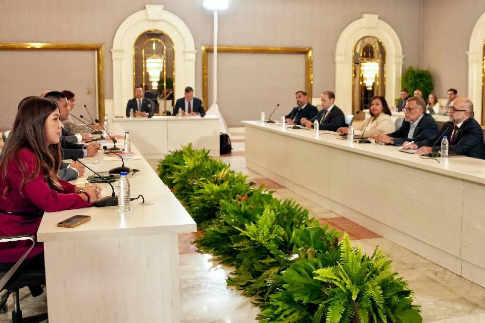 Mesa de diálogo acuerda crear comisión para vigilar acuerdos de libertad de expresión
