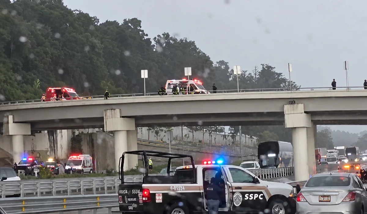 Mueren dos policías tras caer de puente en la autopista La Pera-Cuautla
