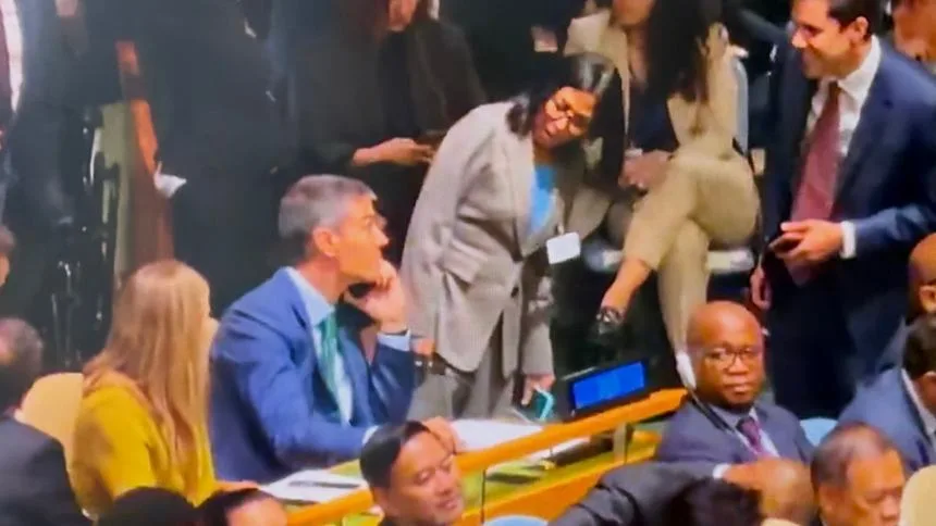 EN VIDEO: El curioso saludo de Pedro Sánchez y Delcy Rodríguez durante la ONU que está dando de qué hablar