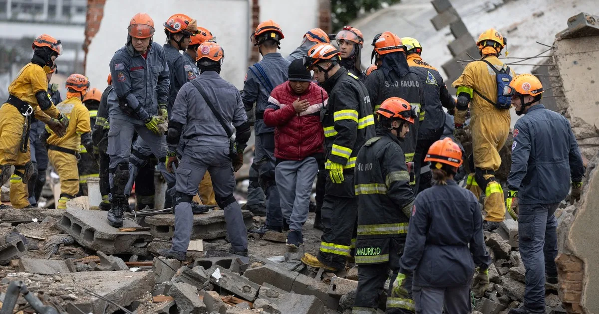 Se derrumbó un edificio en construcción sobre una casa en San Pablo: al menos dos muertos