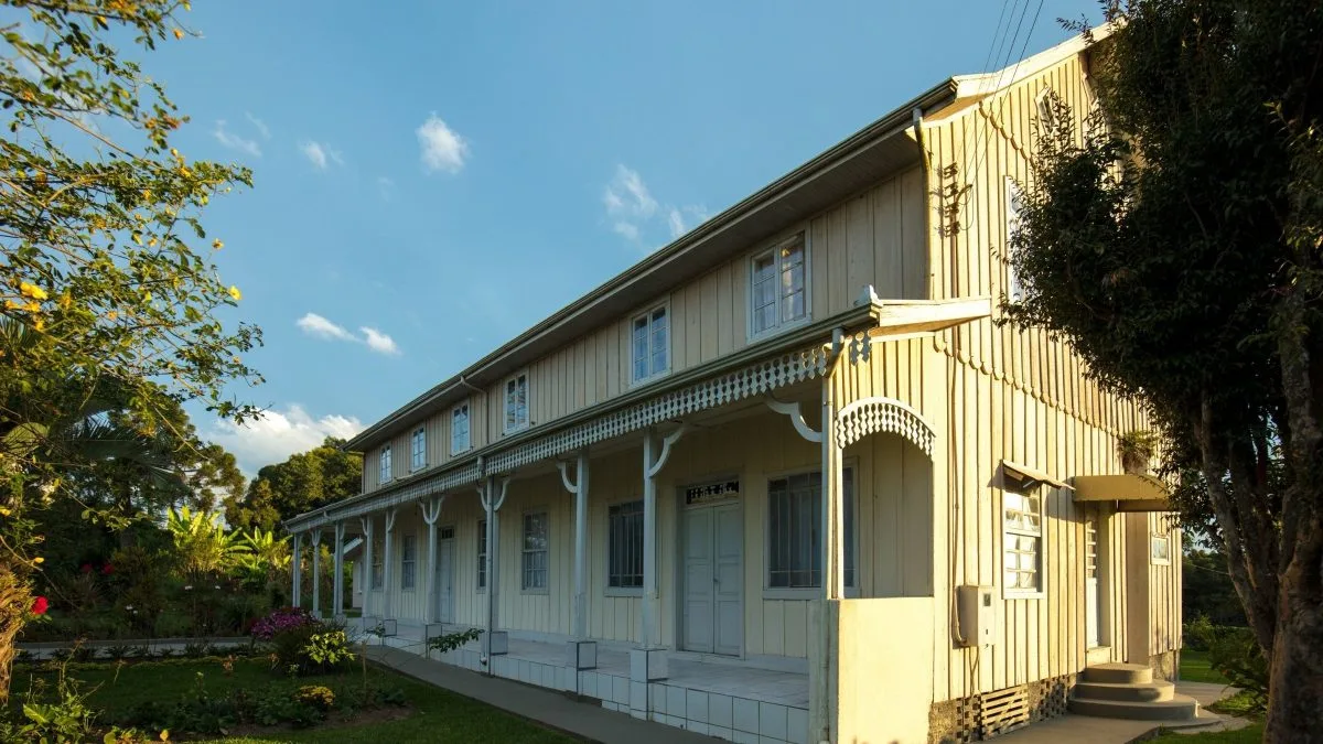 Erguido nos anos 40, casarão de madeira preserva a arquitetura ucraniana e guarda mais de 80 anos de história e devoção no interior de SC