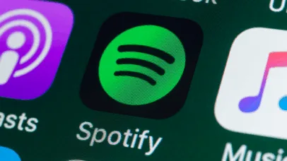 Homem é condenado por reproduzir músicas artificialmente em plataformas de áudio