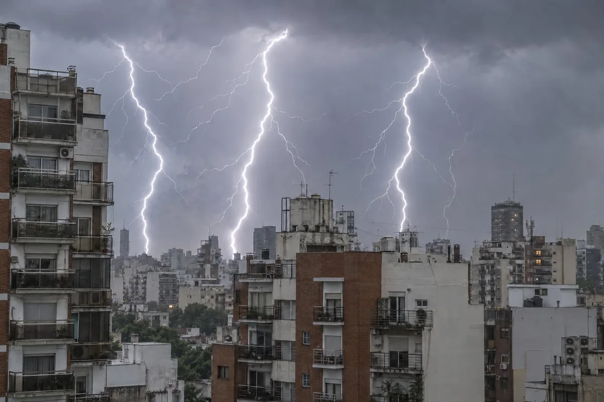 Se viene un nuevo frente que traerá tormentas con hasta 80 mm de agua en pocas horas, sudestada, ráfagas de 70 km/h y temperaturas frescas: las zonas afectadas