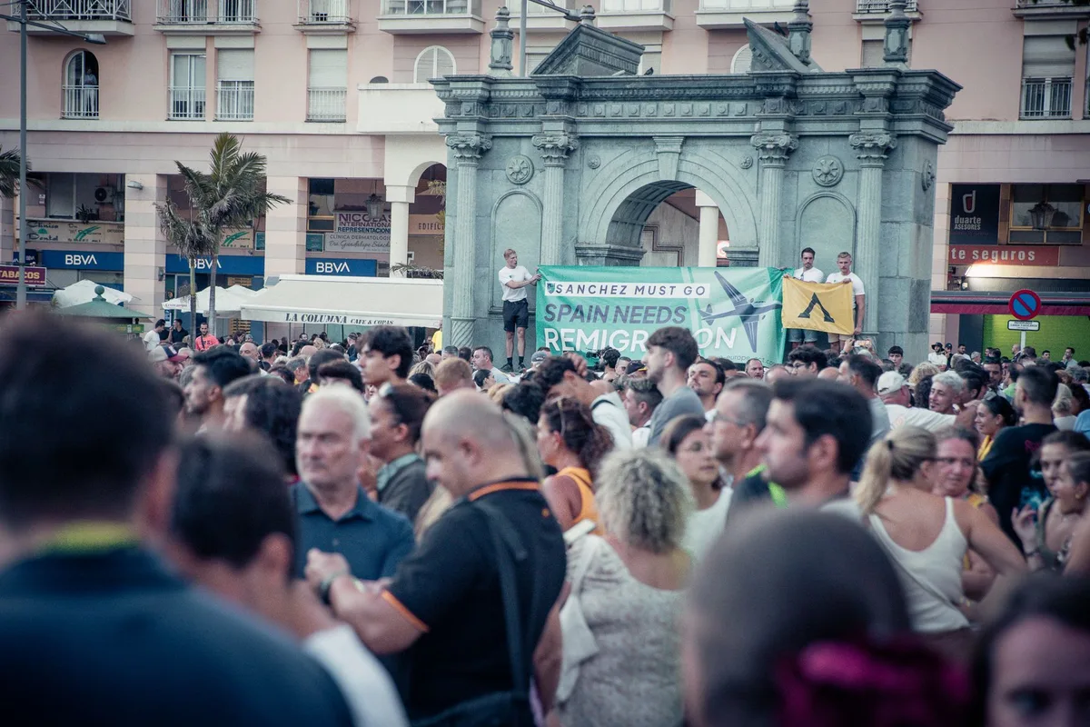 Tensión y polémica en Barcelona por la concentración del grupo ultra Save Europe Act contra la inmigración en plena crisis de Ceuta