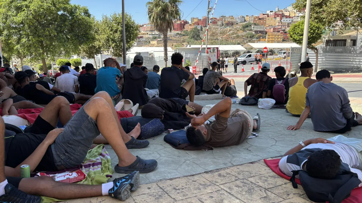 Casi 10.000 inmigrantes malviven en la calle en Ceuta y la Policía alerta de un problema de seguridad: "Se disparan las llamadas al 091"